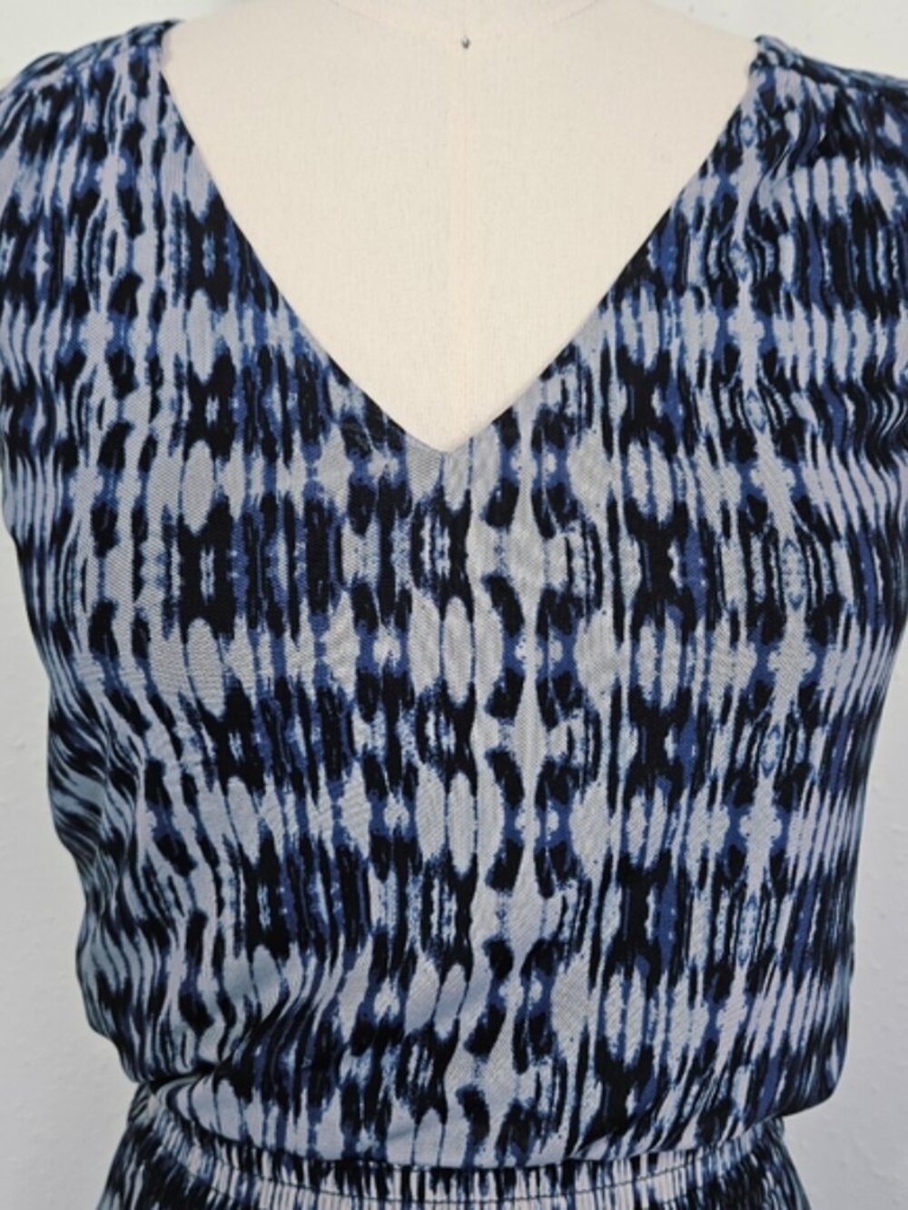 EVEREVE Ava V-Neck Sleeveless Smocked Mesh Midi Dress Blue Multi XS - Picture 6 of 10